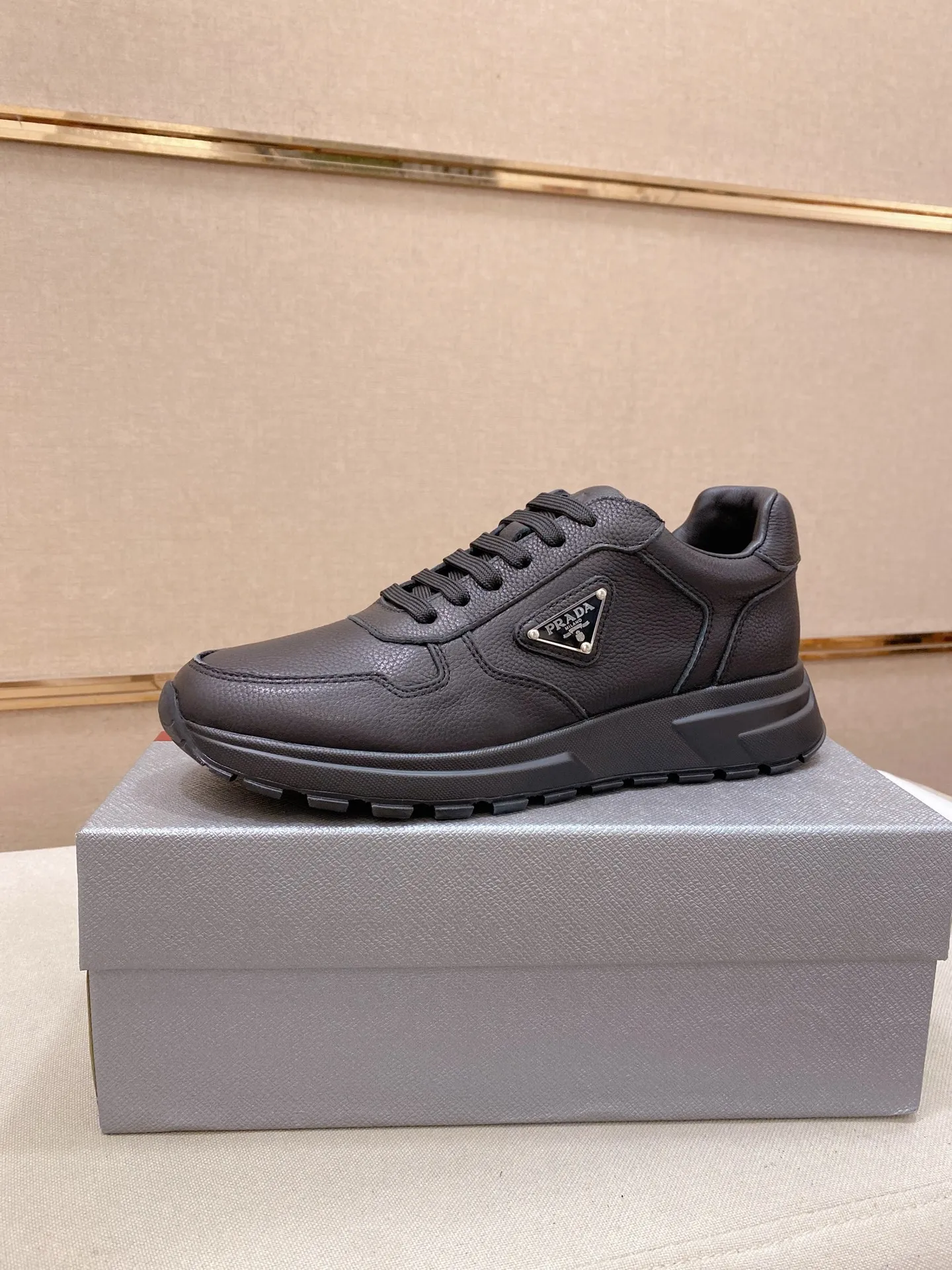 Factory price 560💰(High version) New Prada (Prada) high-top counters are on the market at the same time, new men's shoes, 😘fabrics are selected from waterproof technical cloth. First layer cowhide lining. 👍🏿Original molded anti-slip rubber outsole, with exquisite lines, simple and elegant, comfortable and high-end for leisure travel. Number of yards: 38 to 44. (Can be customized for 45.46.)